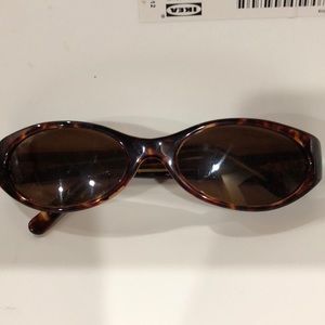 Classic tortoiseshell women’s sunglasses.
